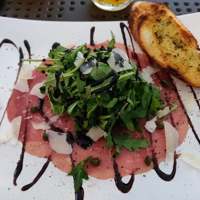 Carpaccio z polędwicy wołowej z rukolą, parmezanem i grzanką
