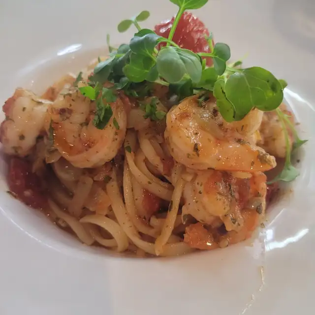 Linguine z krewetkami, pomidorami i świeżymi ziołami